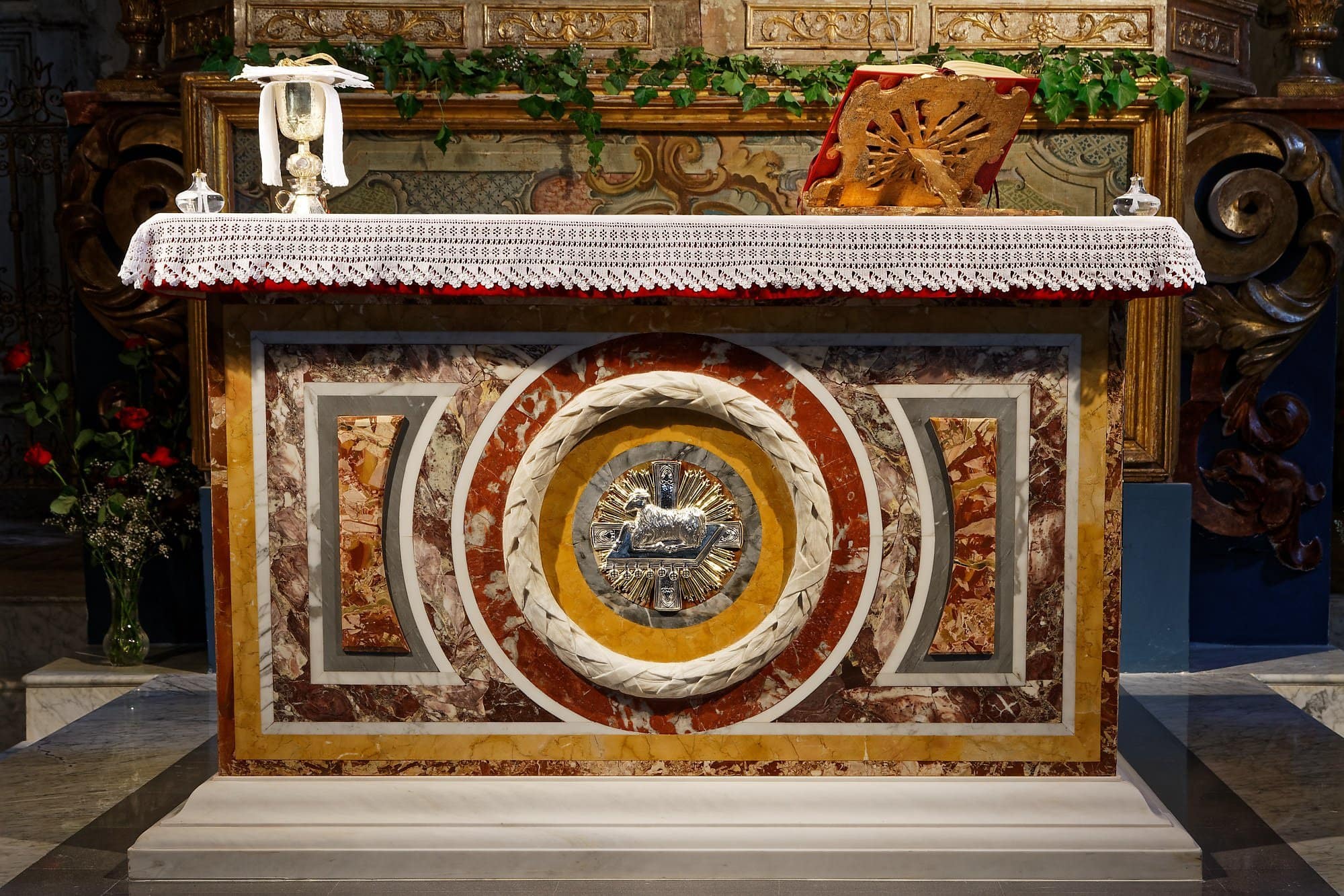 altare barocco in marmi policromi all'interno della chiesa dell'annunziata di Isnello