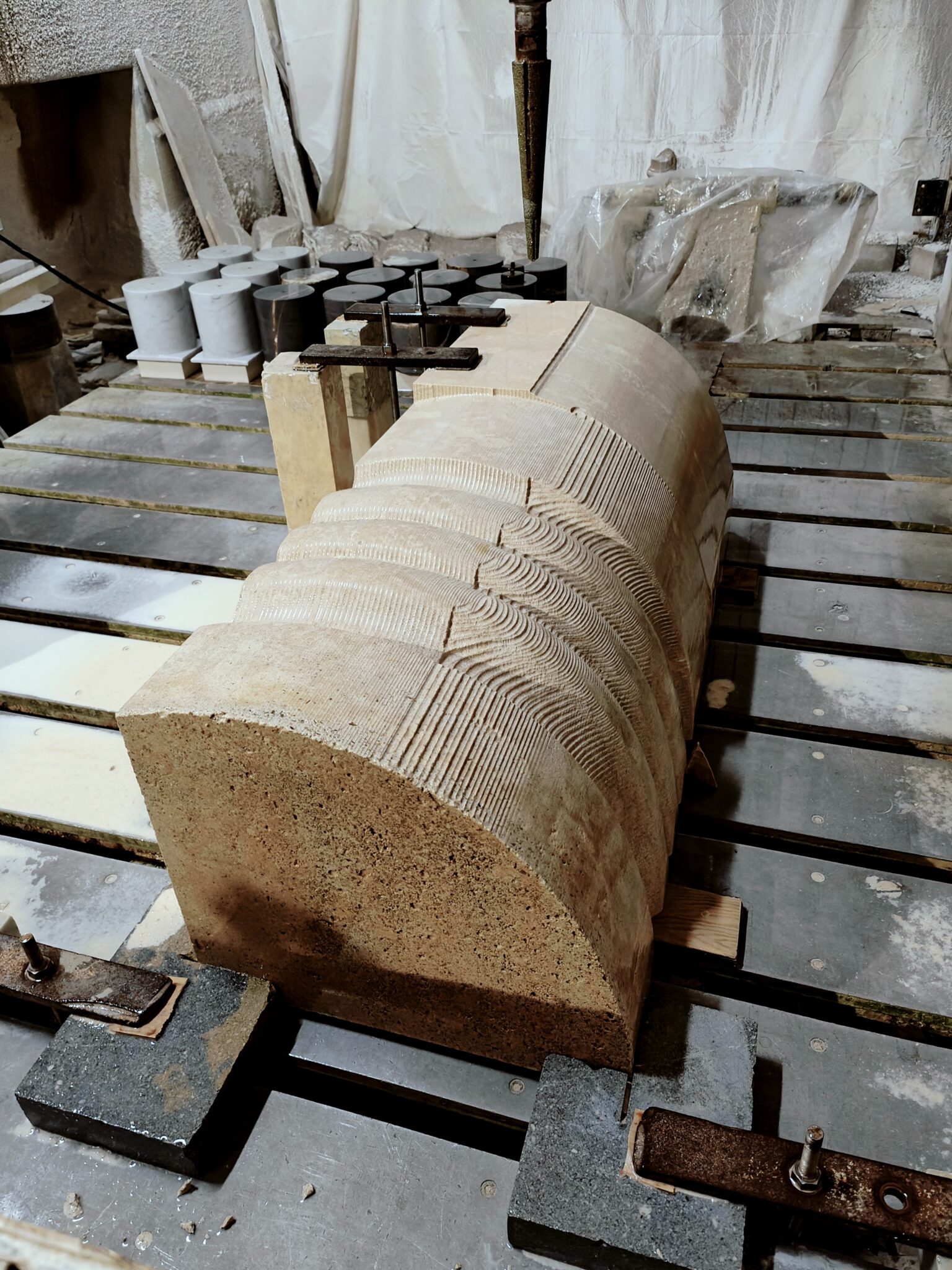 elemento voluta biblioteca bombace durante la lavorazione