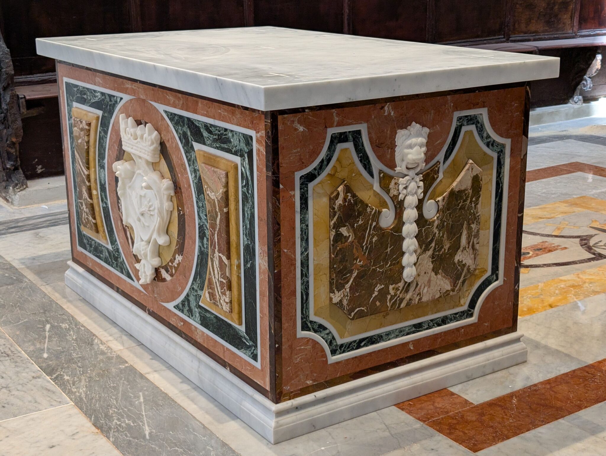 altare in marmo vista laterale scaled