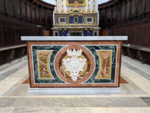 Altare in marmo decorato e imponente.