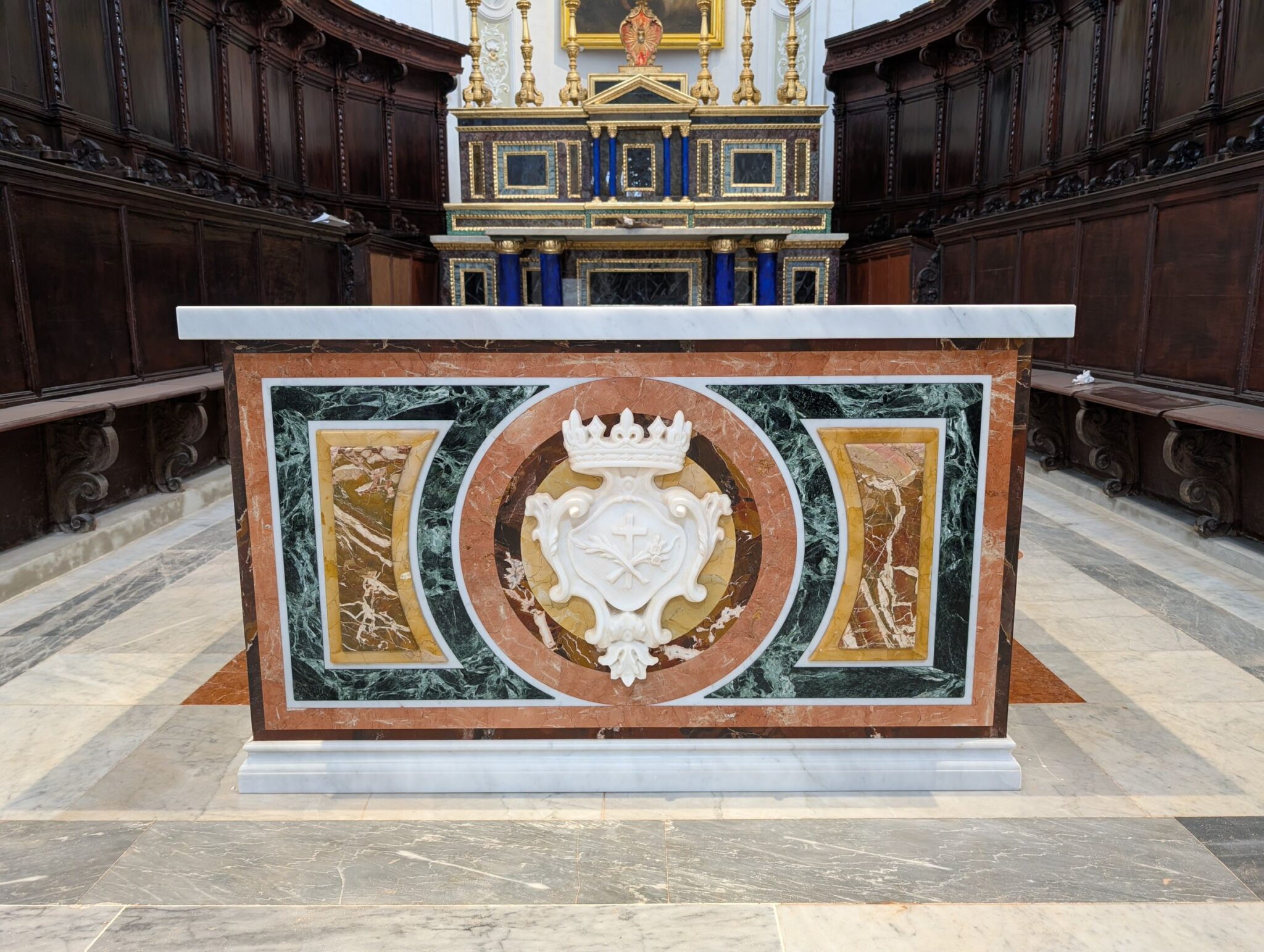 Altare in marmo decorato e imponente.