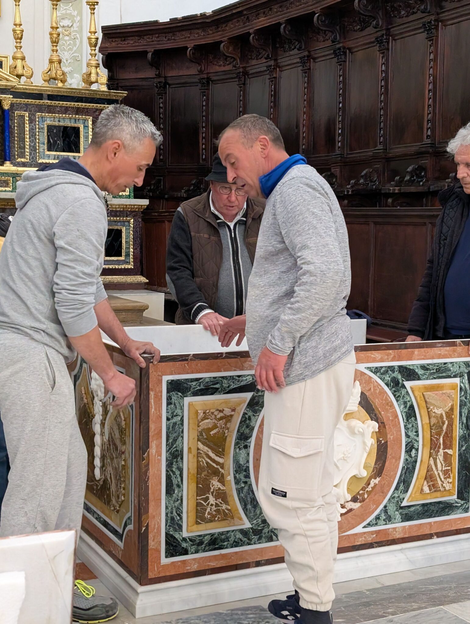 fase montaggio altare in marmo santa agrippina mineo 2 scaled