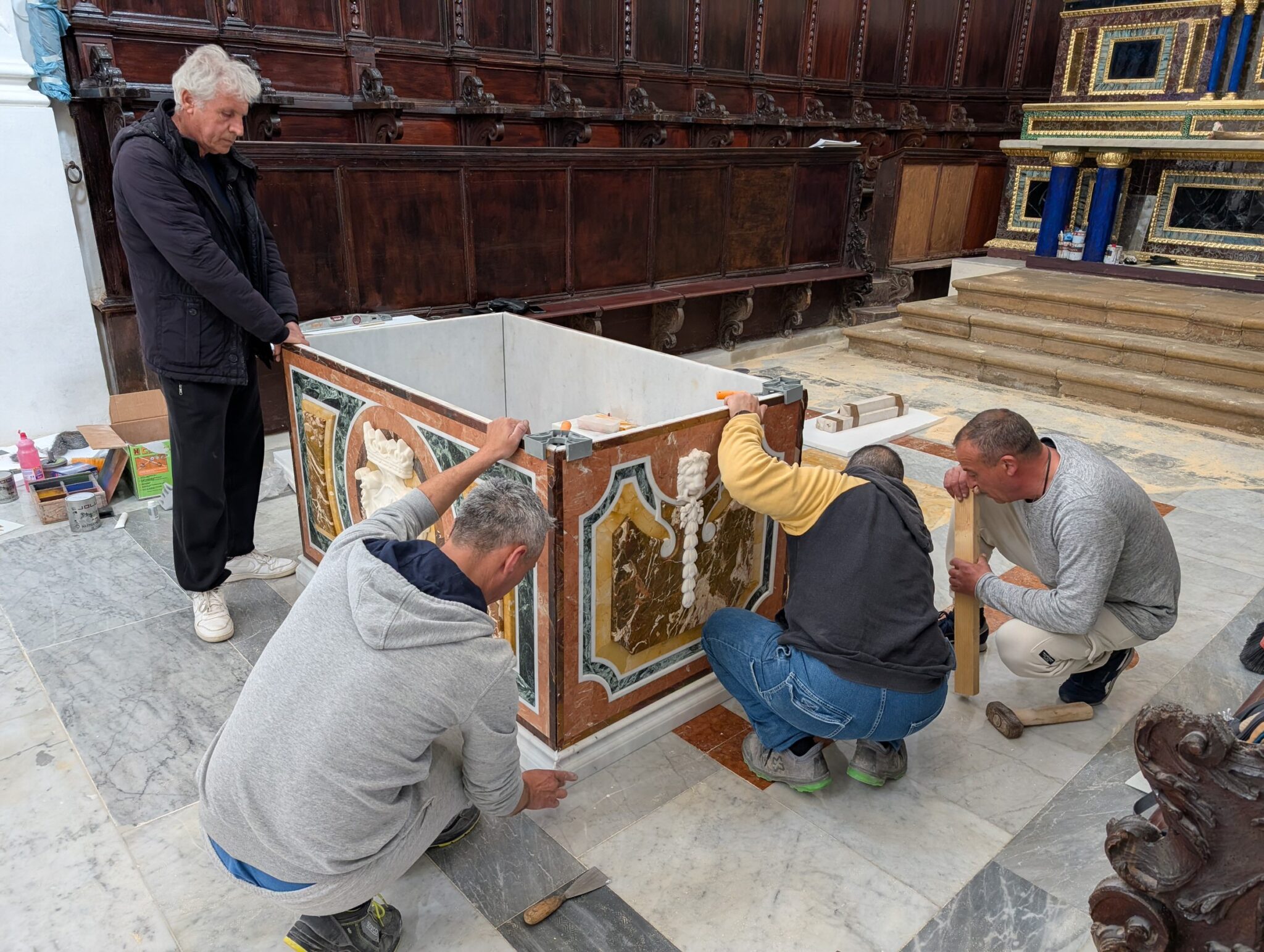 fase montaggio altare in marmo santa agrippina mineo 4 scaled