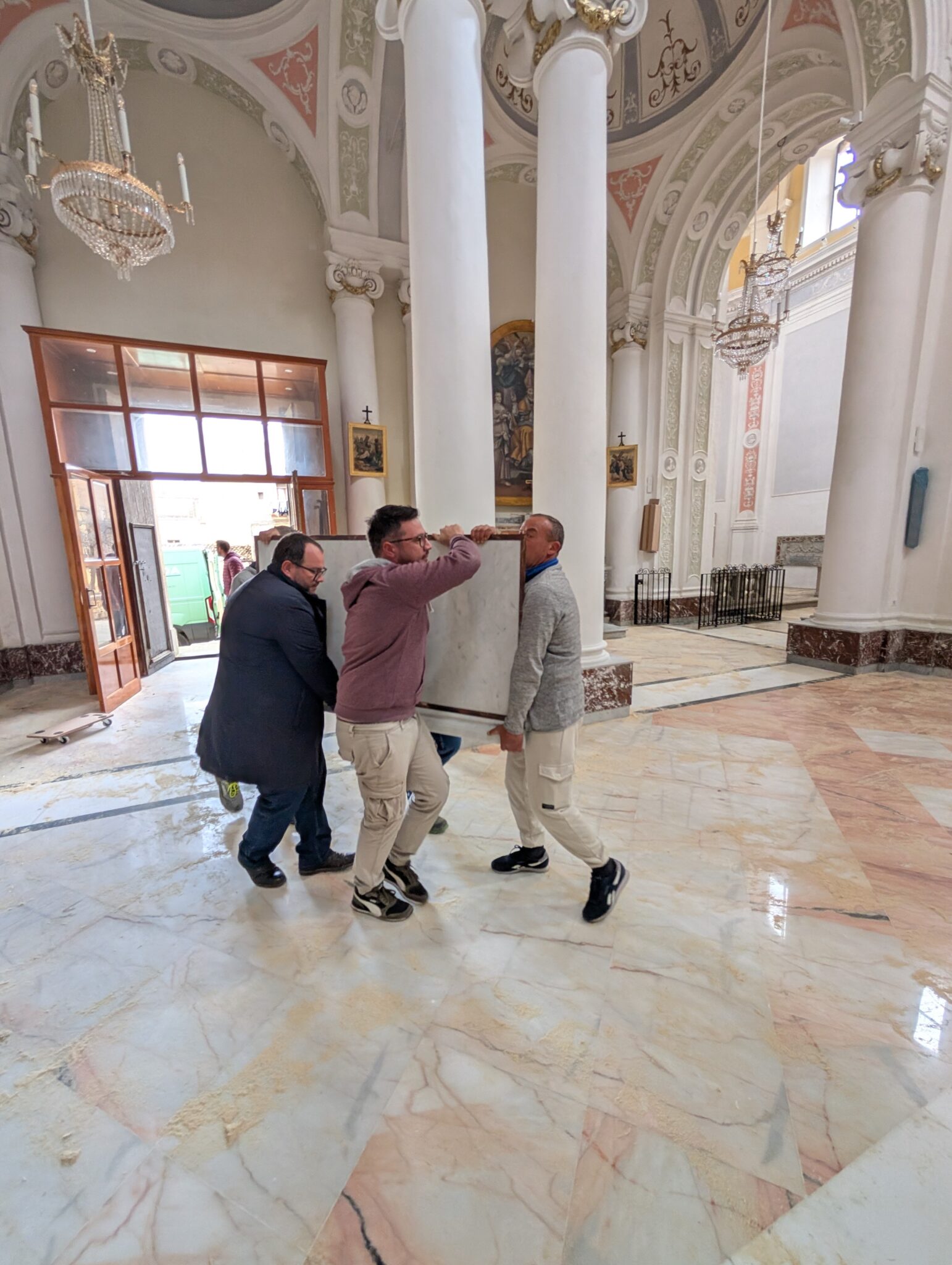 fase montaggio altare in marmo santa agrippina mineo scaled