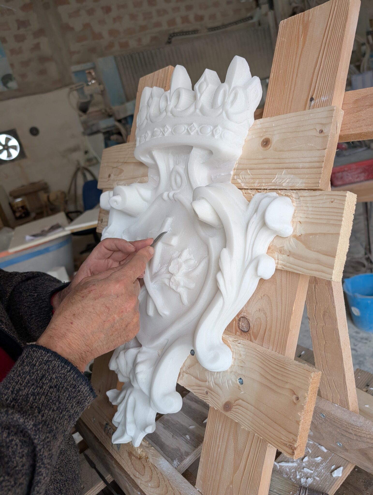 lavorazione su altorilievo in marmo santa agrippina scaled